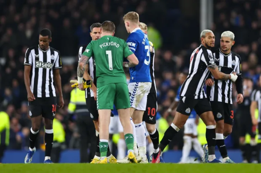 Cảnh tượng xấu xí trong trận Everton hạ Newcastle 3-0