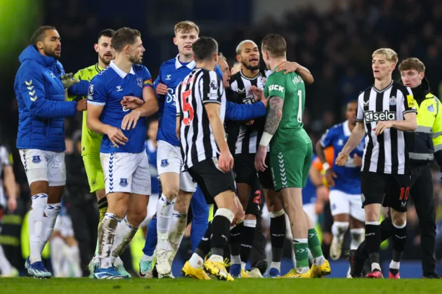 Cảnh tượng xấu xí trong trận Everton hạ Newcastle 3-0