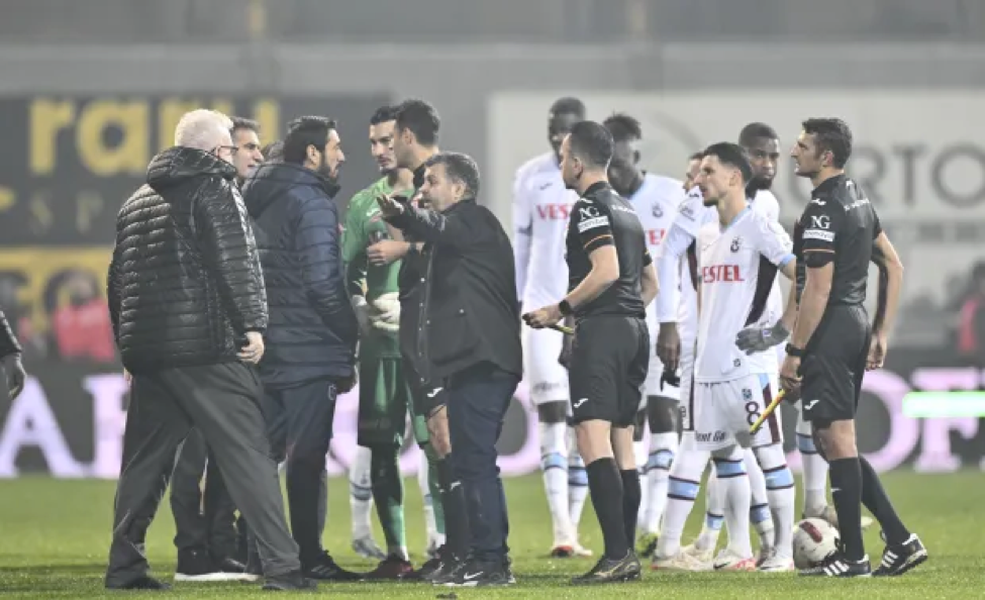 Bóng đá Thổ Nhĩ Kỳ lại gây sốc: Đang thi đấu, Chủ tịch CLB lệnh toàn đội rời sân