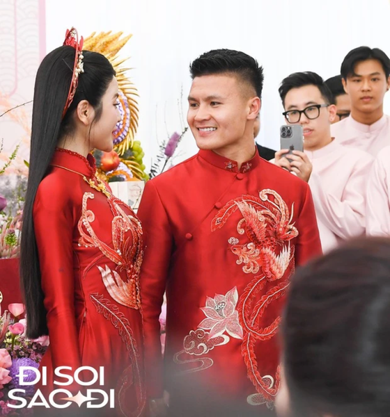 Quang Hải – Chu Thanh Huyền tình tứ trong lễ ăn hỏi