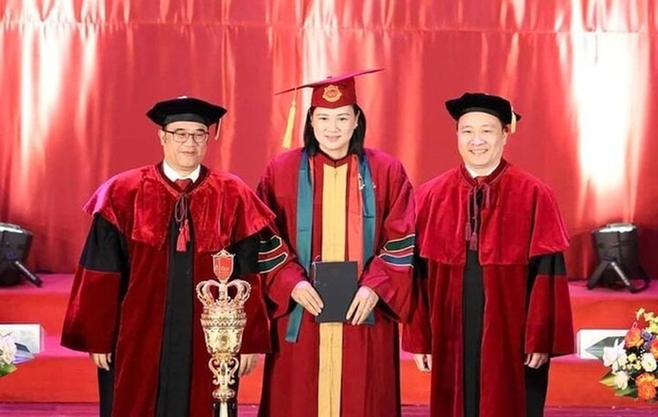 Hoa khôi bóng chuyền Kim Huệ lấy bằng Thạc sĩ ở tuổi 42