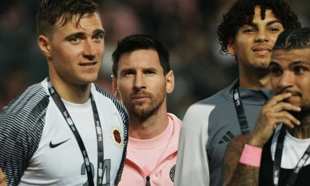 Chùm ảnh: Khán giả phẫn nộ đòi tiền vì Messi không thi đấu 