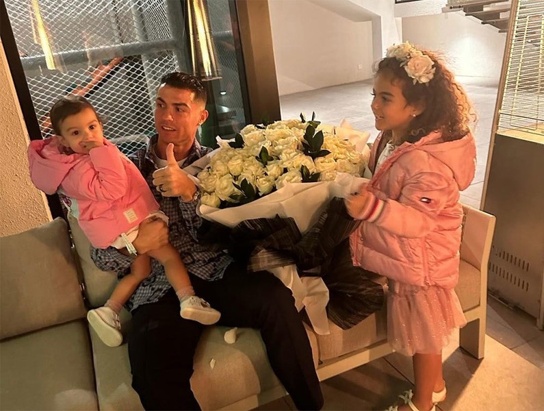 Ronaldo đón sinh nhật 39 tuổi lãng mạn bên bạn gái xinh đẹp