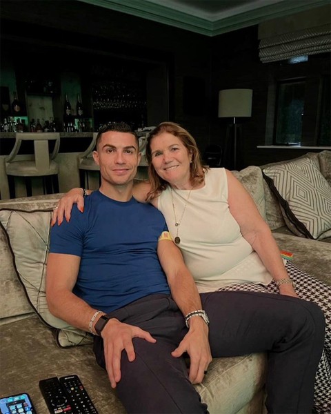 Ronaldo đón sinh nhật 39 tuổi lãng mạn bên bạn gái xinh đẹp