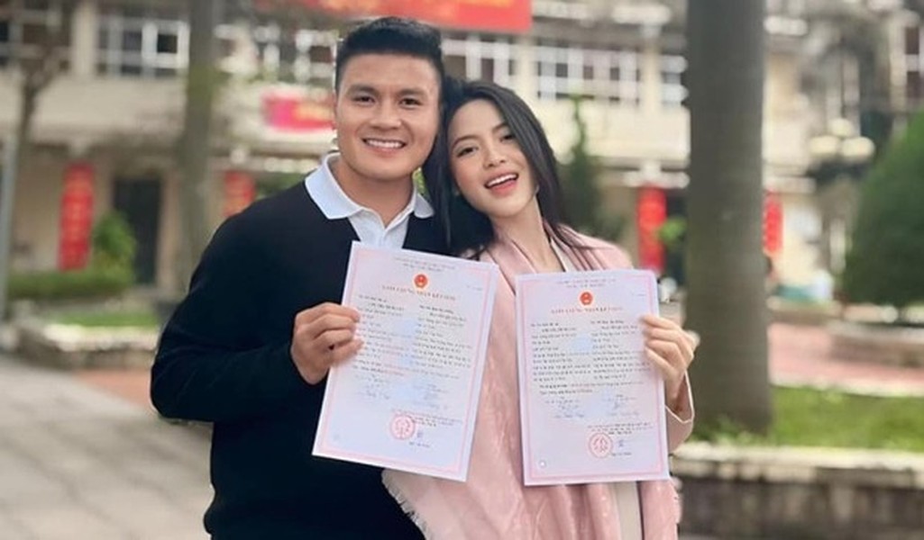 Quang Hải và Chu Thanh Huyền khoe giấy đăng kí kết hôn