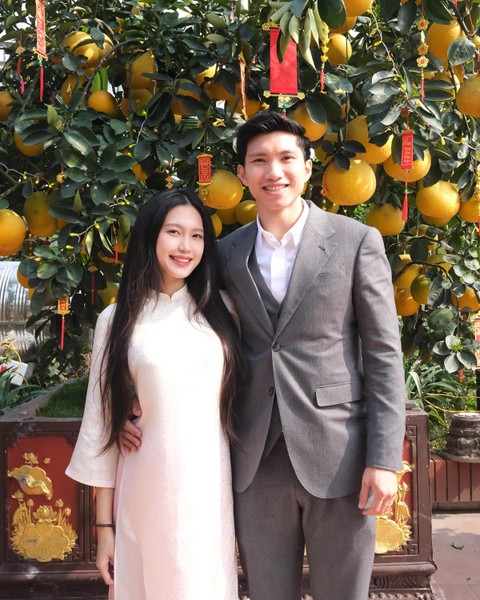 Dàn cầu thủ Việt 'lột xác' bảnh bao bên vợ con dịp Tết