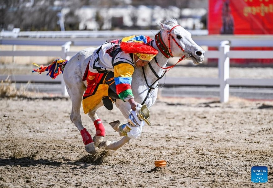 Mãn nhãn màn biểu diễn cưỡi ngựa bắn cung của người Tây Tạng