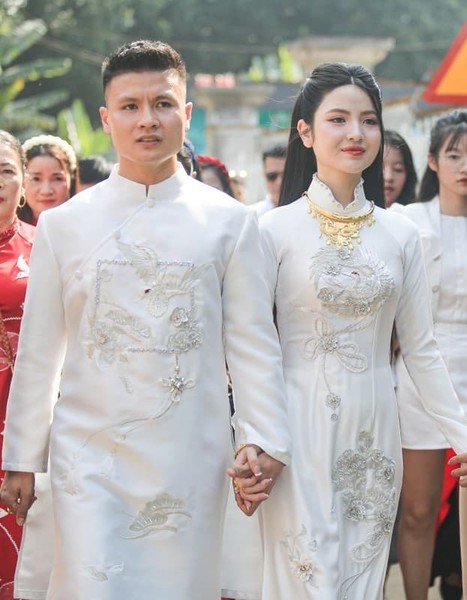 Vợ sắp cưới Quang Hải thử váy cưới, dân tình hết lời khen 