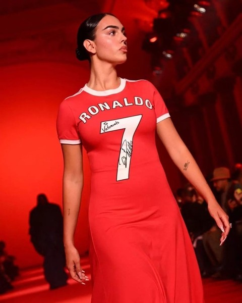 Áo đấu Ronaldo được đưa lên sàn diễn Paris Fashion Week 2024 