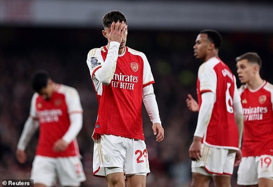 Thủ môn mắc sai lầm khó tin, Arsenal vẫn chiếm ngôi đầu Ngoại hạng Anh 