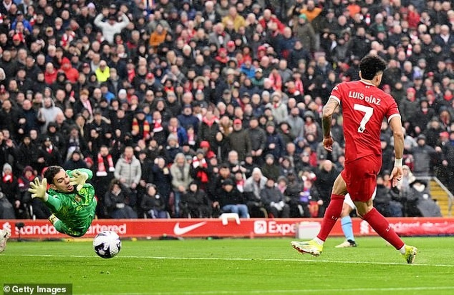 Chùm ảnh: Liverpool, Man City ‘dâng’ ngôi đầu Ngoại hạng Anh cho Arsenal 