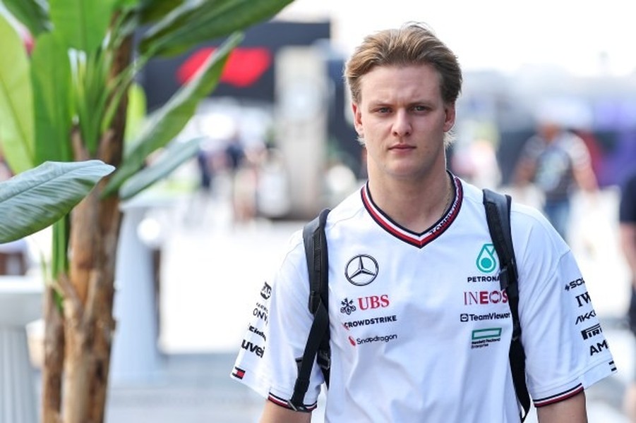 Loạt ảnh nóng bỏng của bạn gái tay đua Schumacher gây sốt trên Instagram