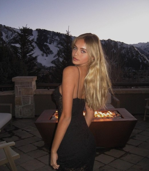 Loạt ảnh nóng bỏng của bạn gái tay đua Schumacher gây sốt trên Instagram