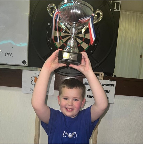 Cậu bé 8 tuổi vô địch giải phi tiêu dành cho người lớn