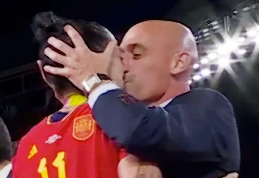 Tình tiết mới vụ ‘cưỡng hôn’ chấn động bóng đá Tây Ban Nha 