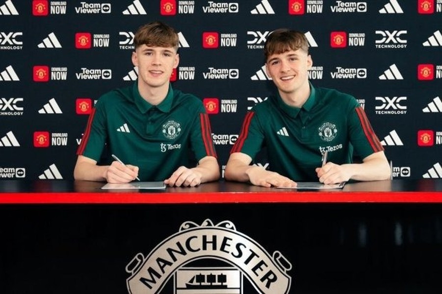 Hai tài năng trẻ sinh đôi vừa ký hợp đồng với Man United là ai?
