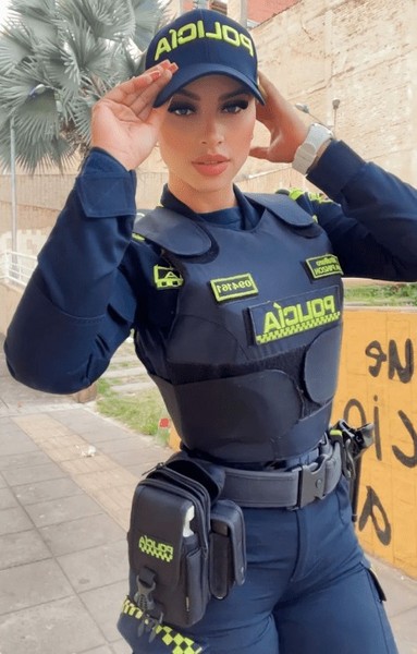 Ngoại hình 'bốc lửa' của nữ cảnh sát bảo vệ sân bóng quyến rũ nhất thế giới 