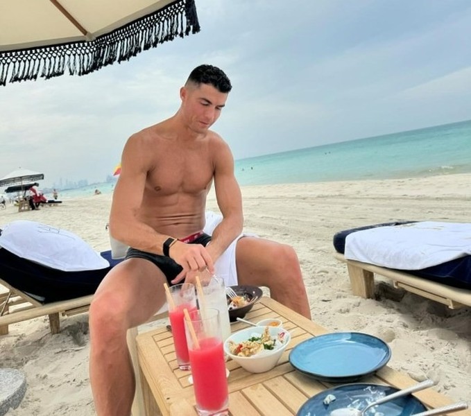 Bạn gái Ronaldo khoe ảnh nóng bỏng trên bãi biển