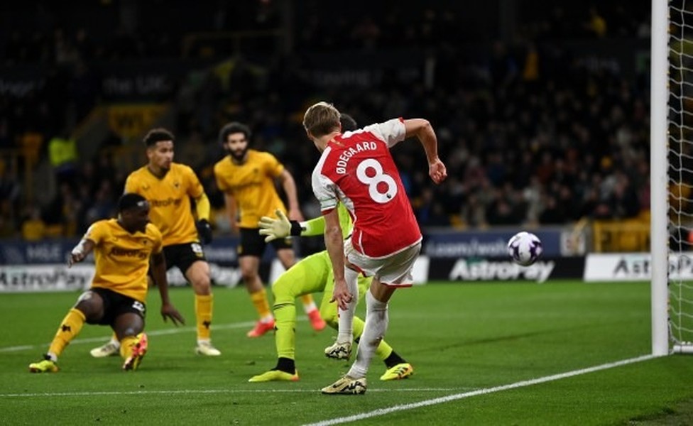 Quên nỗi đau Champions League, Arsenal trở lại đỉnh bảng Ngoại hạng Anh 