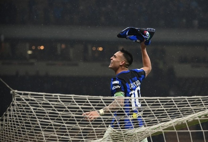 Cầu thủ, cổ động viên Inter Milan ‘quẩy’ thâu đêm mừng chức vô địch sớm