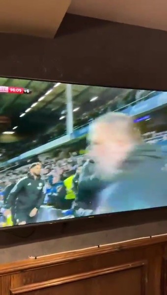 Sớm trở lại Ngoại hạng Anh, Leicester City ăn mừng cuồng nhiệt 
