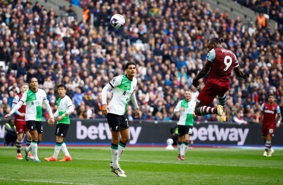 Chùm ảnh: Salah ‘bật’ thầy, Liverpool ‘hết cửa’ vô địch Ngoại hạng Anh 