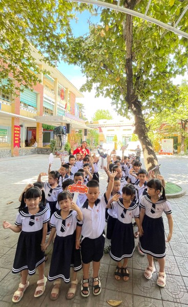 Hình ảnh học sinh lớp 1 Thừa Thiên - Huế nô nức tựu trường sớm