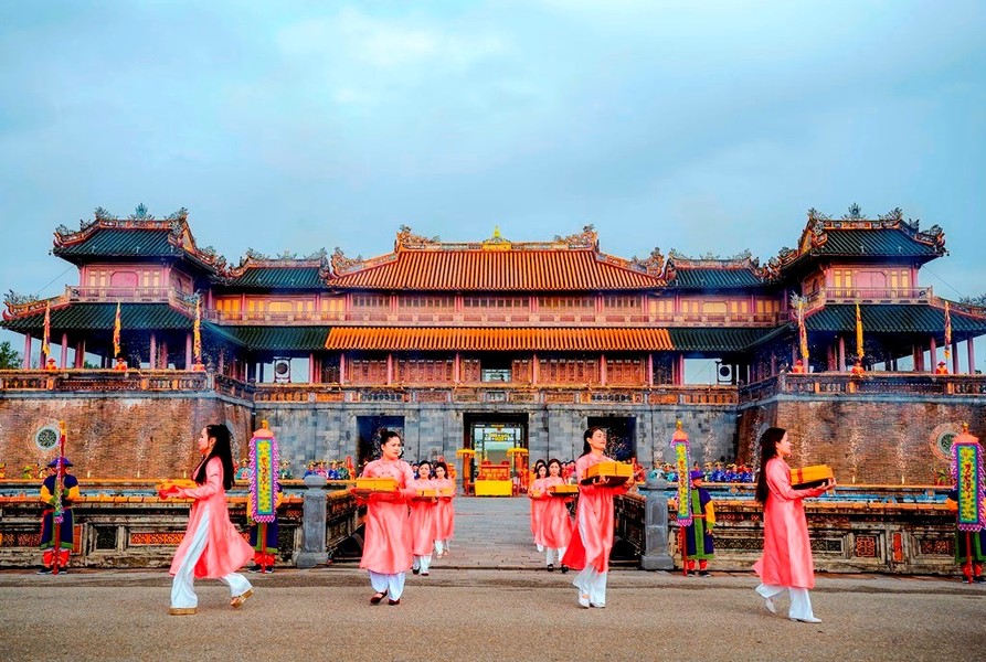 Tái hiện Lễ ban lịch đầu năm mới triều Nguyễn tại cố đô Huế