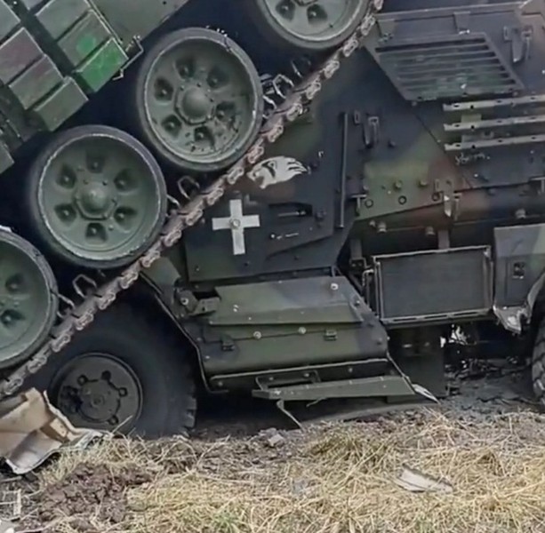 Hình ảnh T-72 cắm đầu xuống đất khi cố chèn qua MRAP