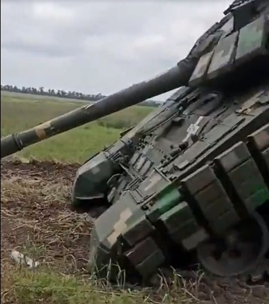 Hình ảnh T-72 cắm đầu xuống đất khi cố chèn qua MRAP