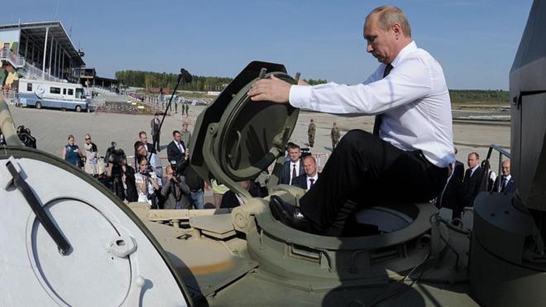 Tổng thống Putin lái máy bay siêu thanh, xe tăng, tàu lặn...