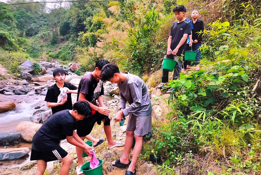 Trường học ở Thanh Hóa thiếu nước sinh hoạt, học sinh phải đi tắm suối