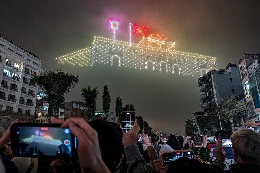 Hơn 2.000 drone tái hiện danh lam thắng cảnh trên bầu trời Hà Nội