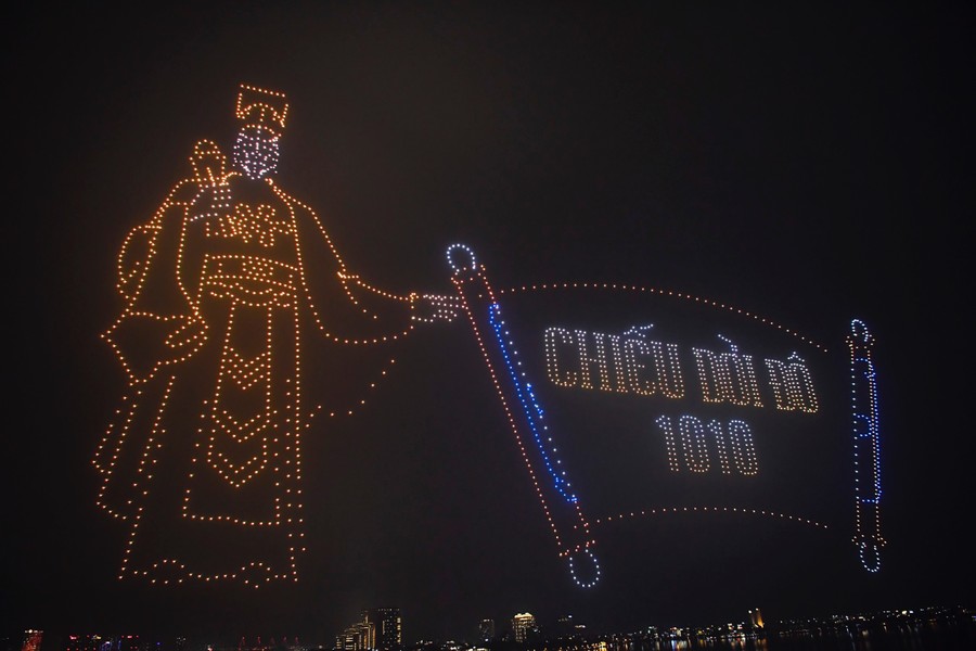 Người dân Thủ đô chào đón năm mới trong màn trình diễn nghệ thuật ánh sáng