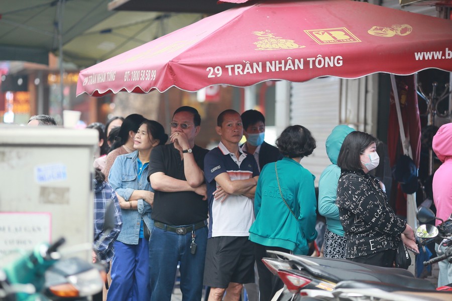 Người dân xếp hàng chờ vào tiệm vàng ở Hà Nội
