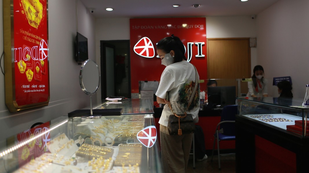 Người dân xếp hàng chờ vào tiệm vàng ở Hà Nội