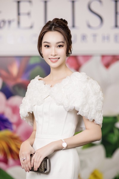 Hoa hậu Đặng Thu Thảo khoe mặt mộc, làn da căng bóng không tì vết