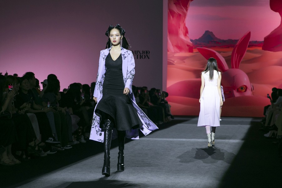 Hoa hậu Thanh Thủy xuất hiện cực chất trên sàn thời trang quốc tế