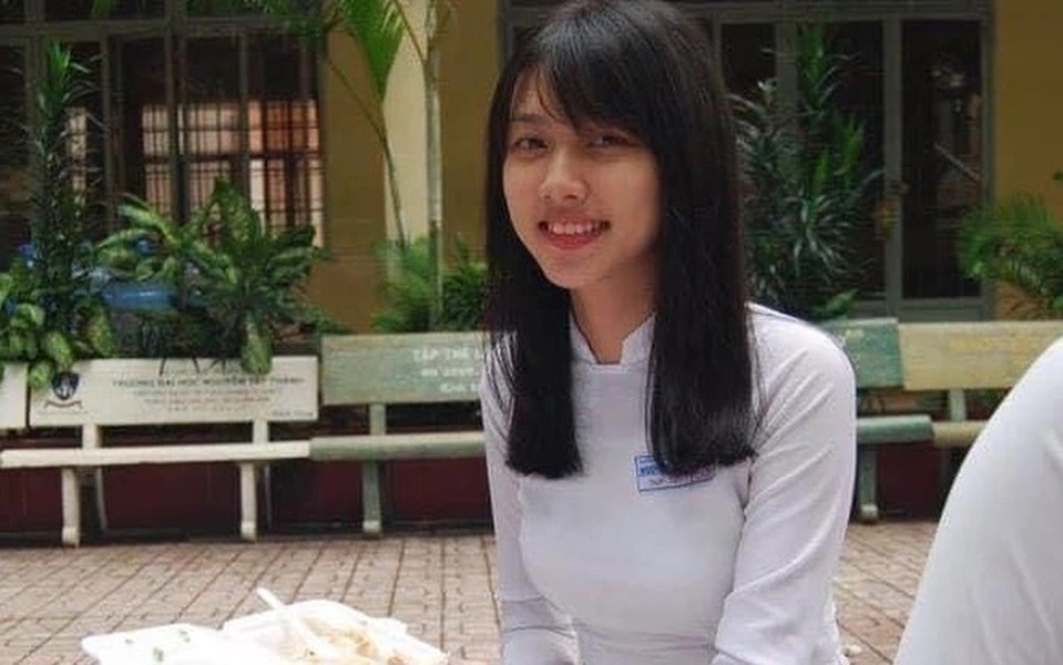 Hình ảnh Thùy Tiên mặc áo dài thời đi học bất ngờ khiến dân mạng 'dậy sóng'