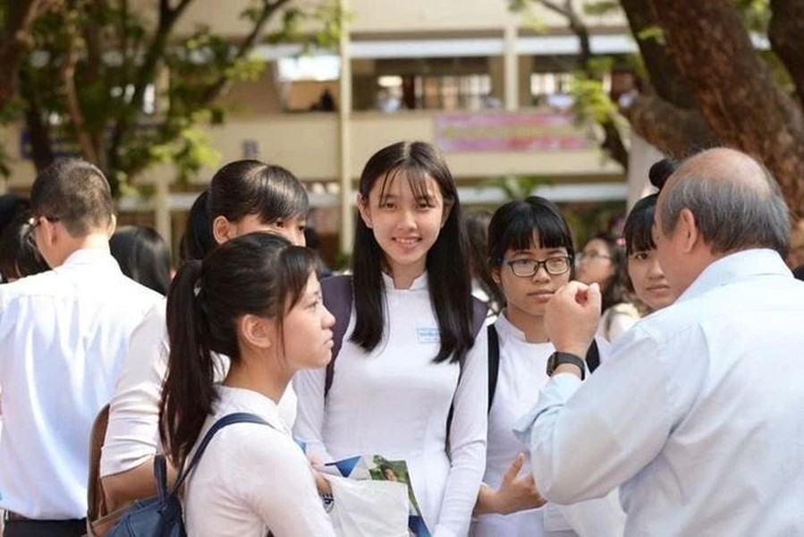 Hình ảnh Thùy Tiên mặc áo dài thời đi học bất ngờ khiến dân mạng 'dậy sóng'