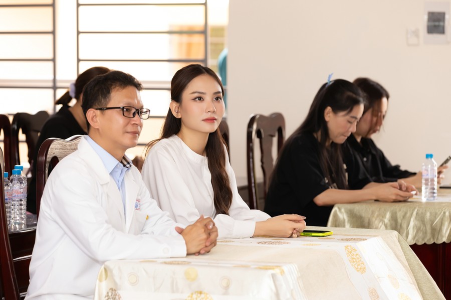 Hoa hậu Mai Phương cực kỳ giản dị mang Trung thu đến trẻ em Bình Phước