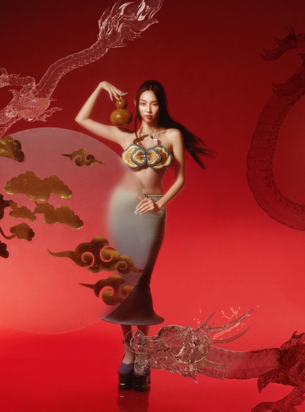 Ngắm ảnh Trung thu tuyệt đẹp của Hoa hậu Thùy Tiên 