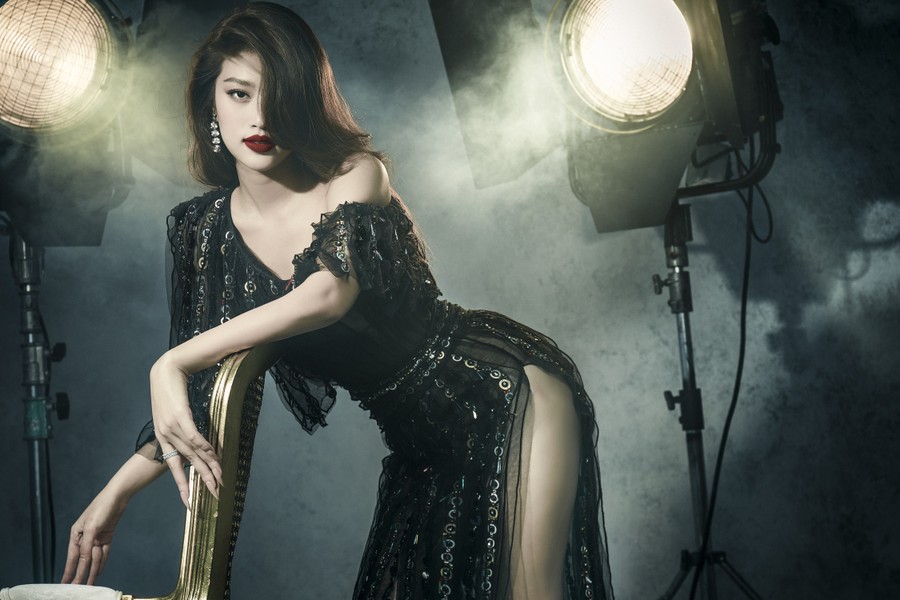  Hoa hậu Đoàn Thiên Ân lộng lẫy, trang điểm sắc sảo trong bộ ảnh mới toanh