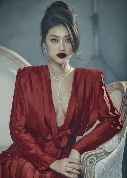 Hoa hậu Đoàn Thiên Ân lộng lẫy, trang điểm sắc sảo trong bộ ảnh mới toanh