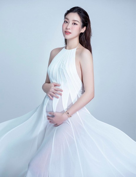 Vóc dáng đáng ngưỡng mộ của Hoa hậu Đỗ Mỹ Linh sau 3 tháng sinh con