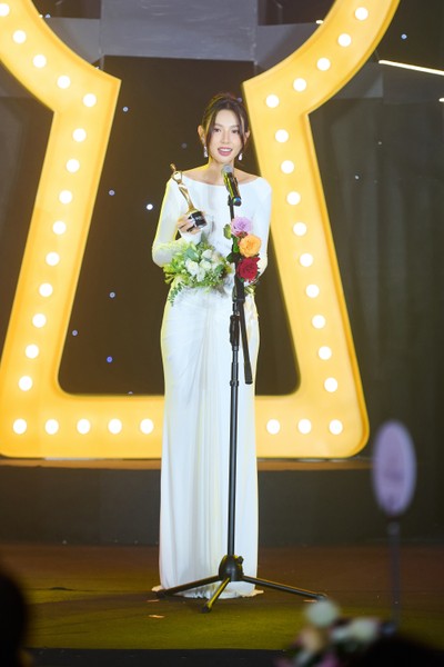 Hoa hậu Thùy Tiên được vinh danh 'Mỹ nhân của năm'
