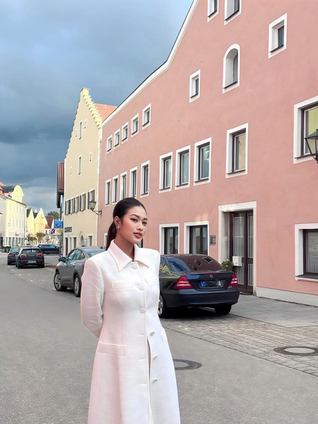 Hoa hậu Thiên Ân thả dáng như 'tổng tài’ trên đường phố Đức