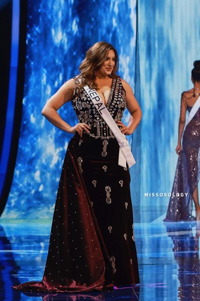 Nàng hậu ngoại cỡ trình diễn bikini 'bùng cháy' tại Miss Universe 2023