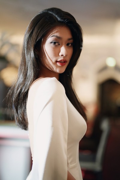 Hoa hậu Thiên Ân khoe vòng eo con kiến đẹp hút mắt trên thảm đỏ quốc tế