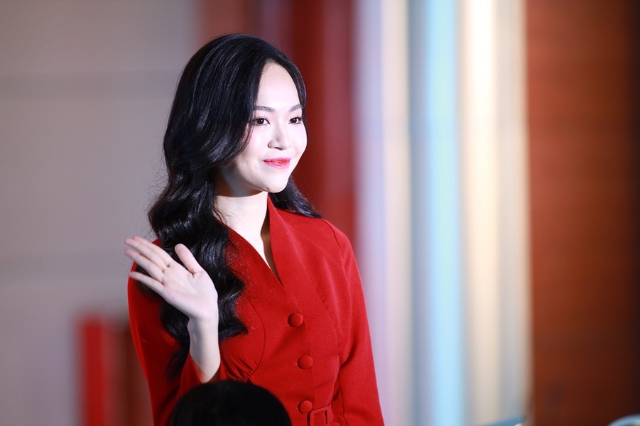 Á hậu Thùy Linh làm giám khảo ở tuổi 21, ghi điểm với nhan sắc cực ngọt